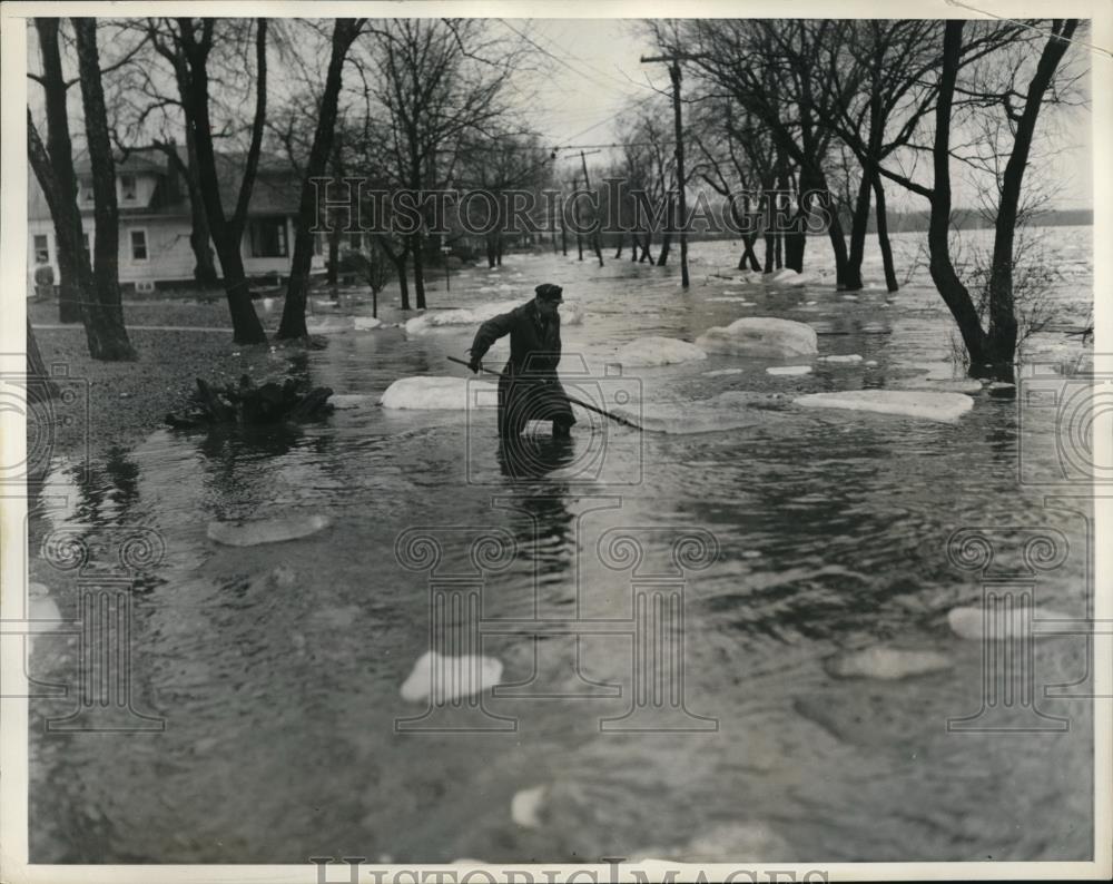 1936 Press Photo A Policeman tries to push away an ice cake from a property - Historic Images