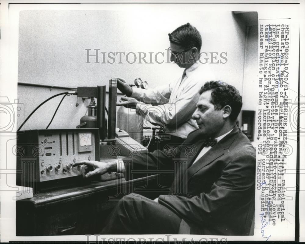 1961 Press Photo Cambridge Mass MIT Chemist Paul Magno and Samuel Levine - Historic Images