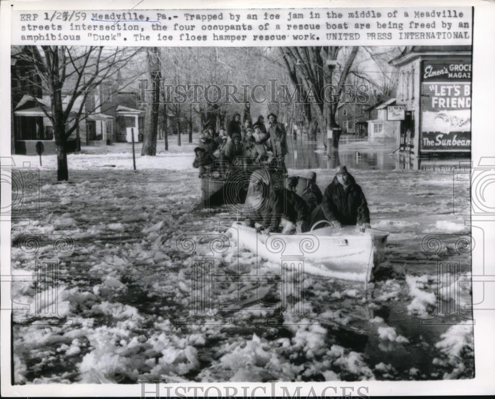 1959 Press Photo Meadville Pa trapped by ice jam 4 occupants of rescue boat - Historic Images