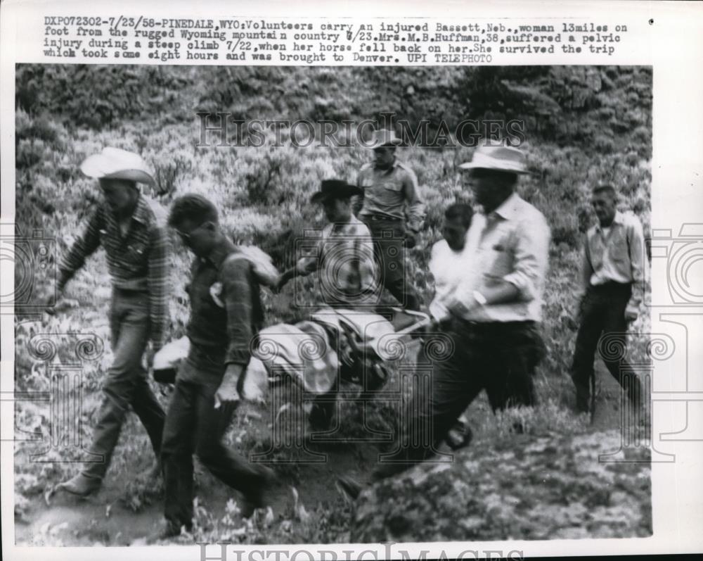 1958 Press Photo Volunteers carry Mrs MB Huffman from Wyoming mountain - Historic Images