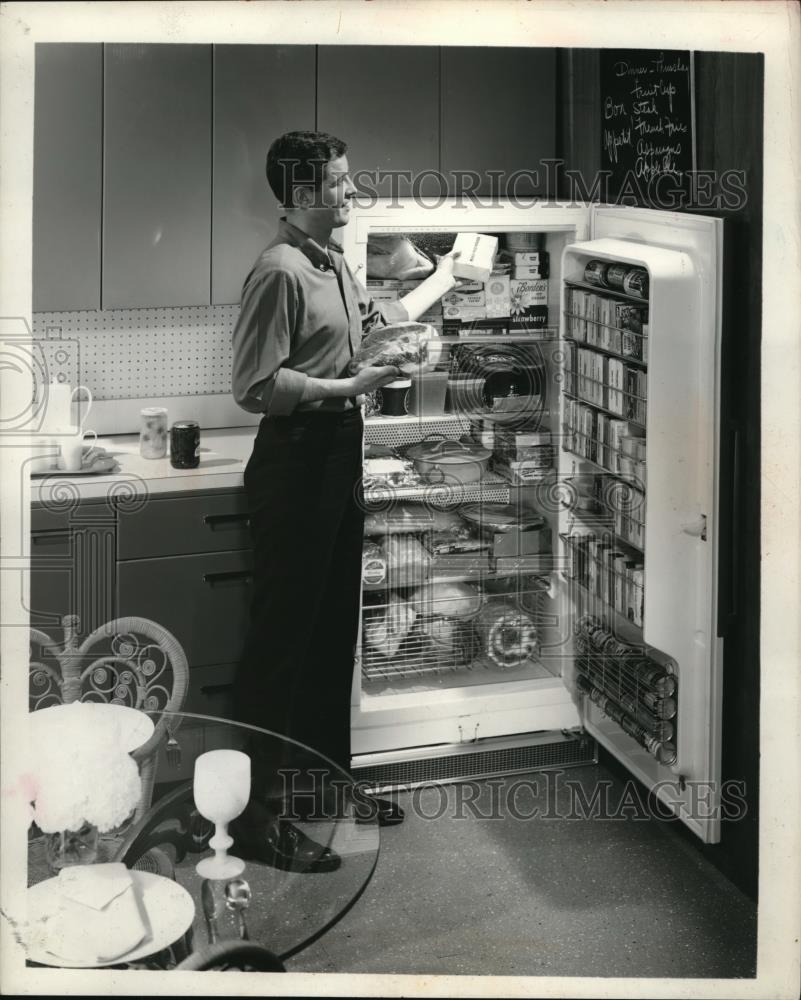 1961 Press Photo Frigidaire designed 16 cubic foot refrigerator - Historic Images