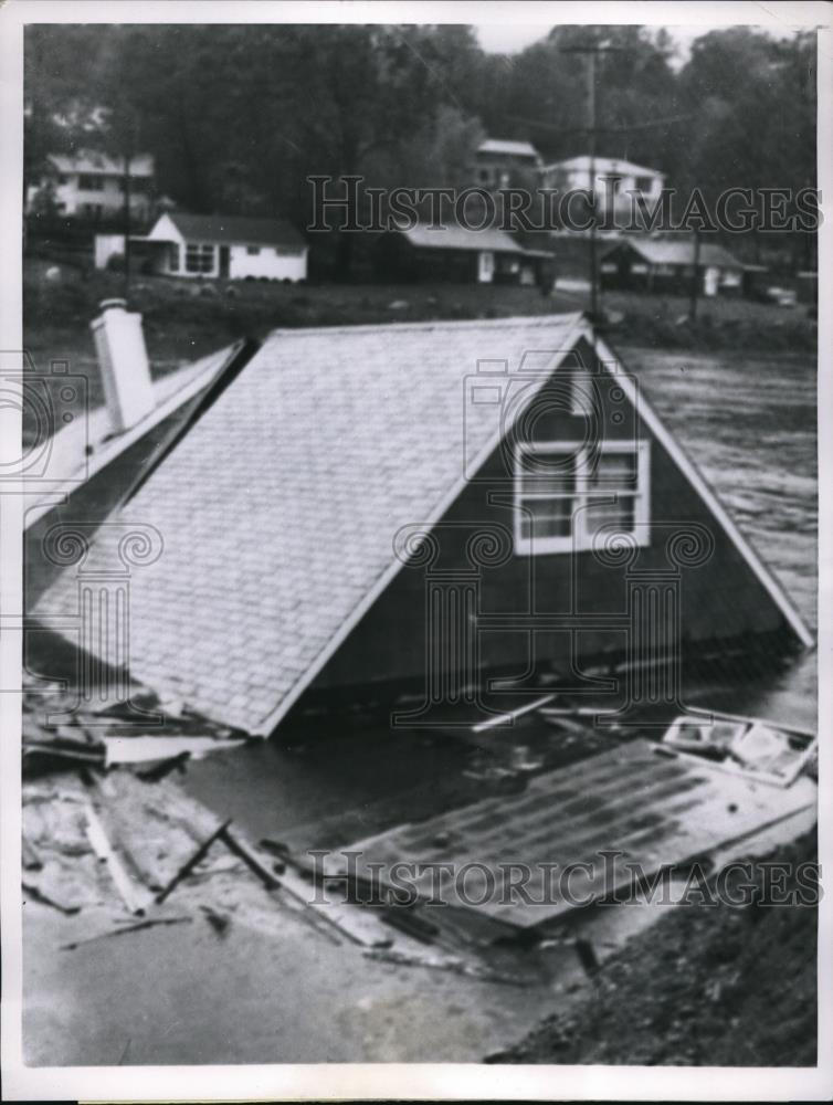 1955 Press Photo Greenwich Conn Byram river floods carry away homes - Historic Images
