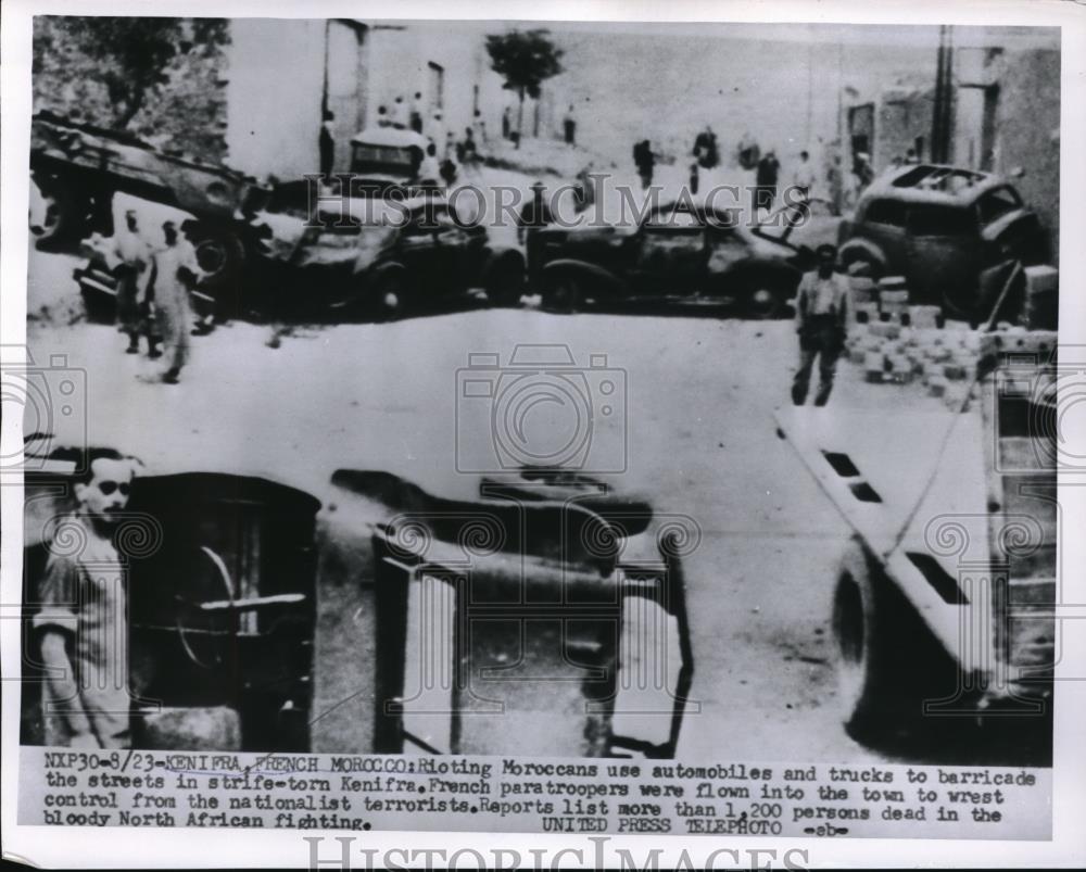 1955 Press Photo Demonstrators use cars and trucks to barricade the street in Mo - Historic Images