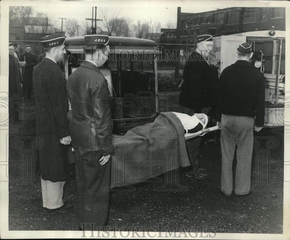 1942 Press Photo Emergency preparedness of the department in First Aid Procedure - Historic Images