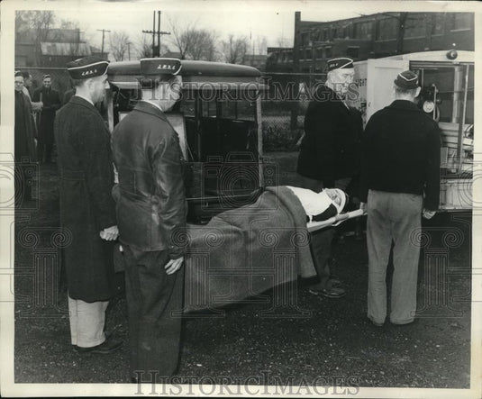 1942 Press Photo Emergency preparedness of the department in First Aid Procedure - Historic Images
