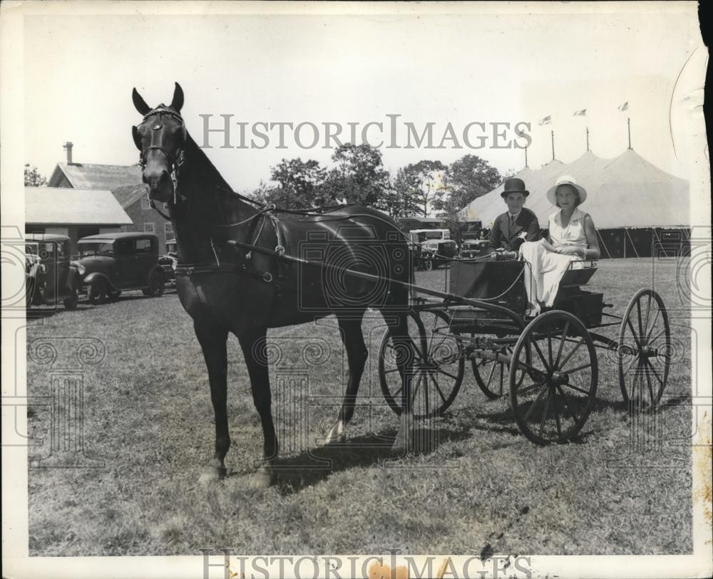 1931 Press Photo Southampton LI, NY Rosamond Murray &amp; Ruth M Ruxton at ashow - Historic Images