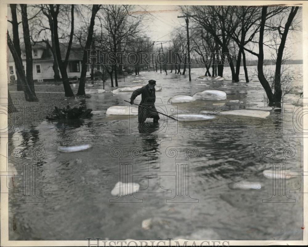 1936 Press Photo Policeman pushes ice from roads &amp; floods at Wilkes Barre Pa - Historic Images