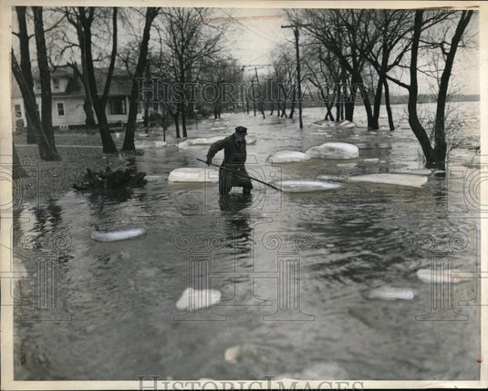 1936 Press Photo Policeman pushes ice from roads & floods at Wilkes Barre Pa - Historic Images