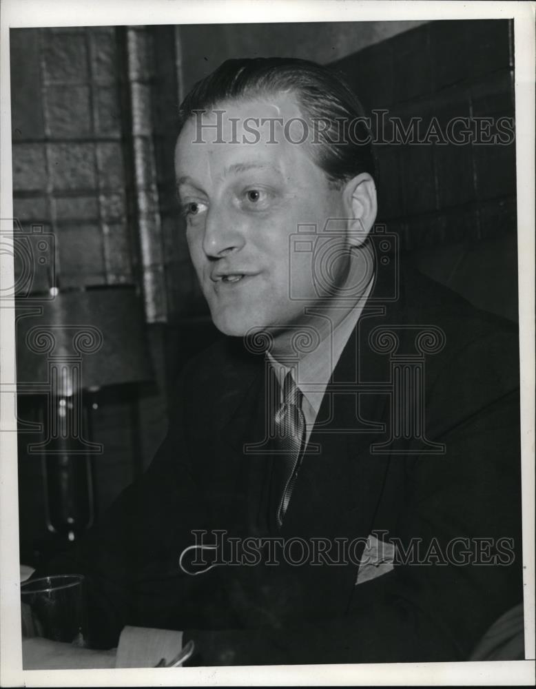 1940 Press Photo Buge Heede at his desk in office - Historic Images