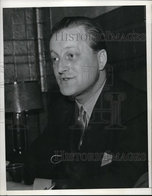 1940 Press Photo Buge Heede at his desk in office - Historic Images