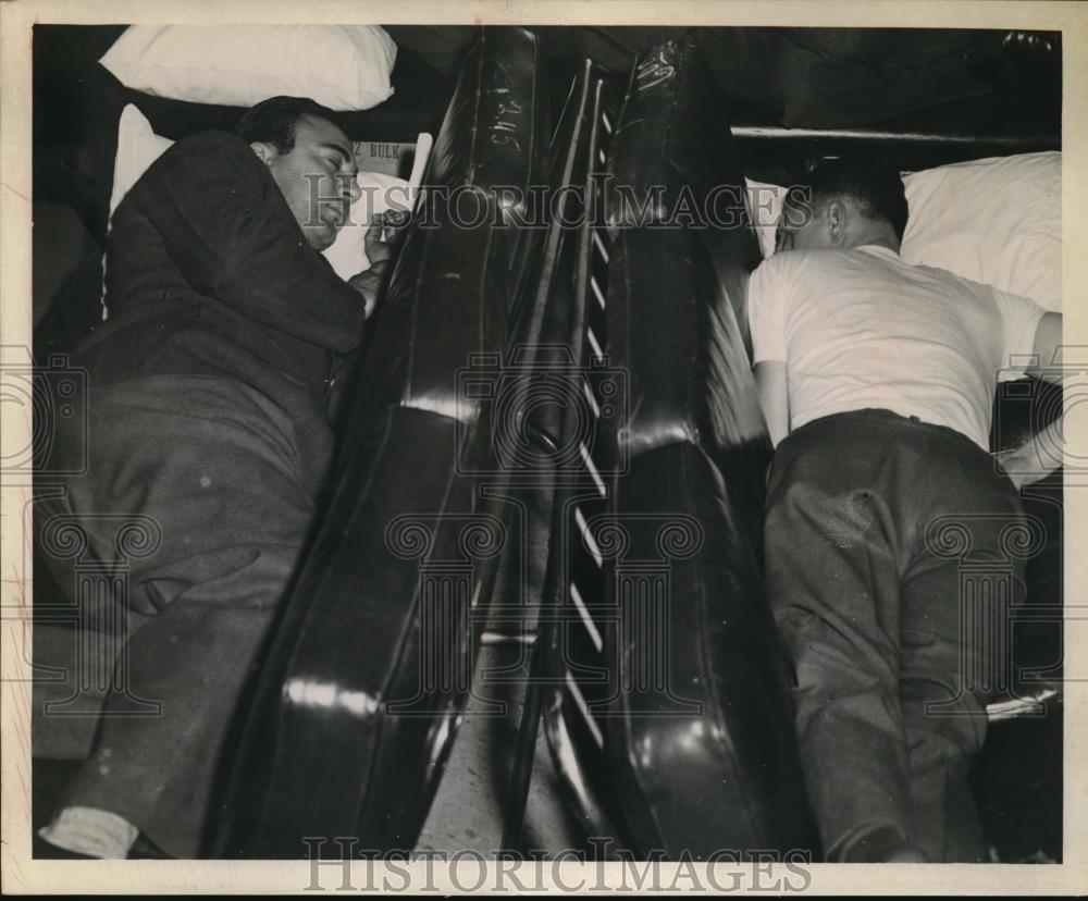 1944 Press Photo Seat pushed together at USO terminal - Historic Images