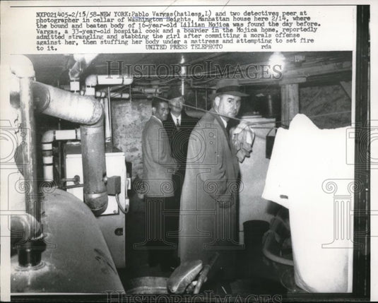 1958 Press Photo NYC Pablo Vargas & police at scen of L Mojica murder - Historic Images
