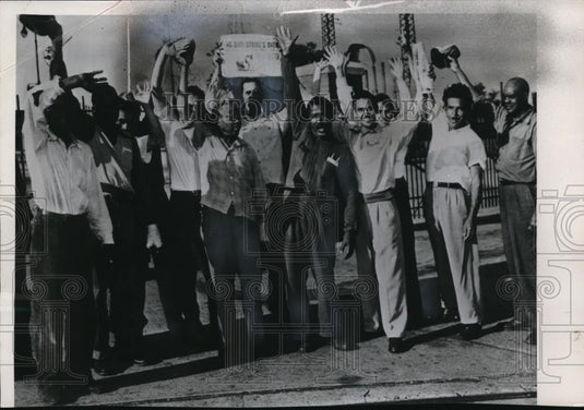 1952 Press Photo Jubilant steel workers meet in front of US Steel's Gary Works - Historic Images