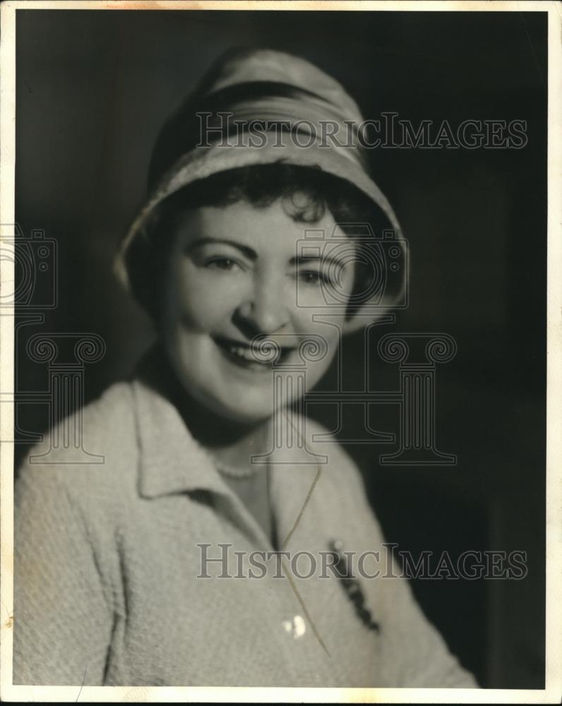 1960 Press PhotoMrs Madelyn Hoey at a candy shop in NYC - Historic Images