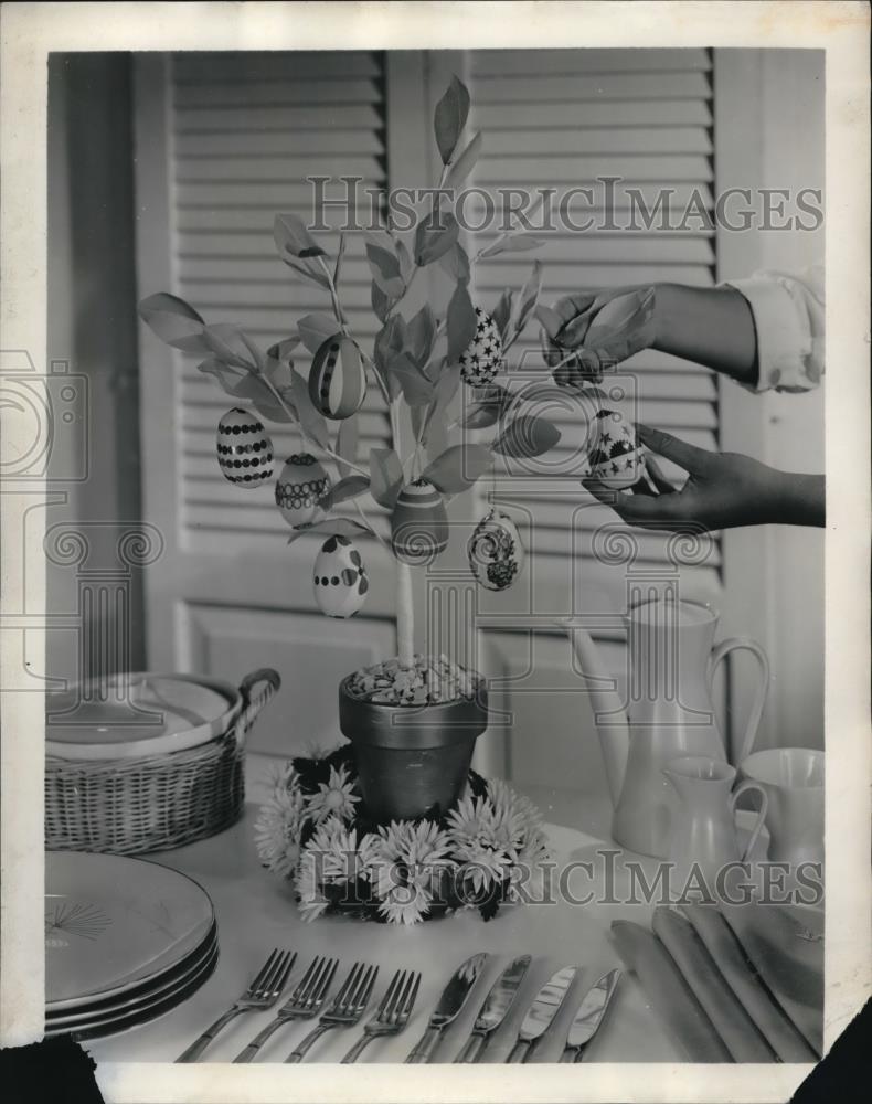 1960 Press Photo Pretty Easter egg tree a centerpiece for brunch buffet table - Historic Images