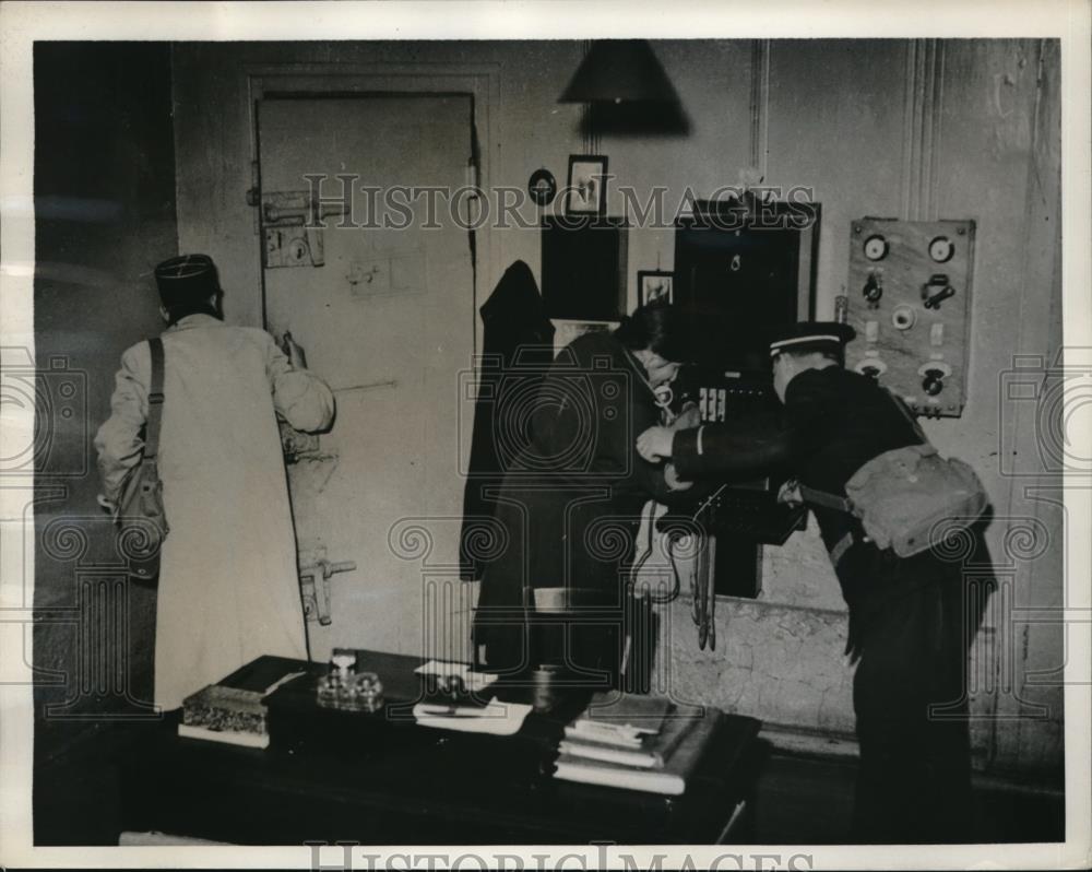 1940 Press Photo Alarm Guards leave Central signal room in a Paris Prison - Historic Images