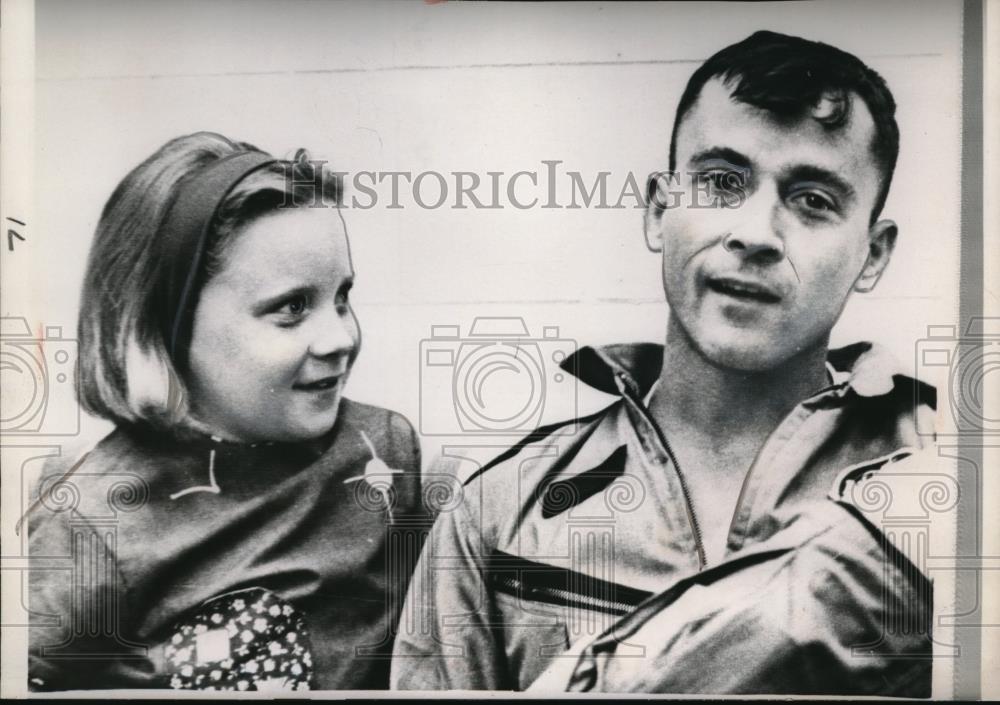 1965 Press Photo Cape Kennedy Sandy Young looks at astronaut daddy - Historic Images