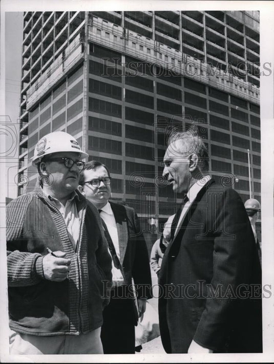 1966 Press Photo Charles Holmes, Jerome Goodman at Cleveland Fed Bldg work - Historic Images