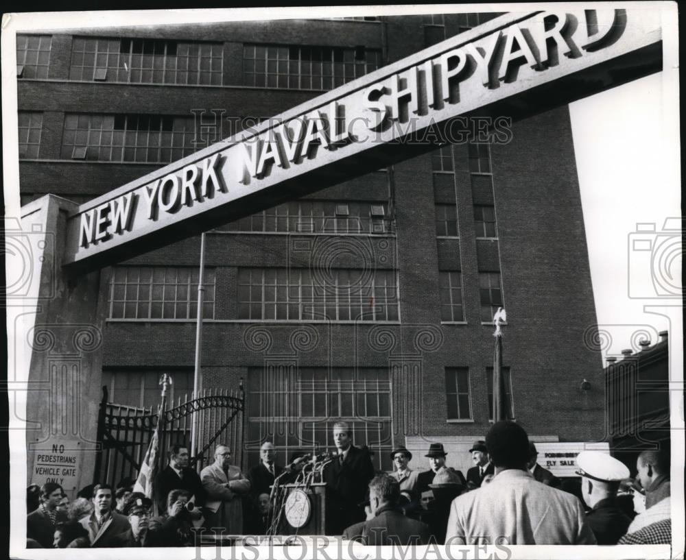 1969 Press Photo NYC Mayor John Lindsay at NY Naval Shipyard - Historic Images