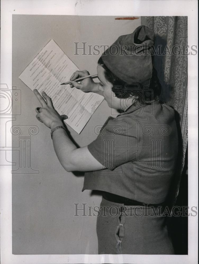 1938 Press Photo NYC Mrs Johanna Lichtenstein fills out business loan form - Historic Images