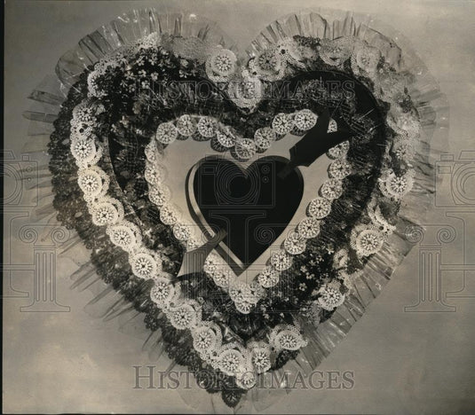 1938 Press Photo A red, red heart is beginning of welcome Valentine - Historic Images