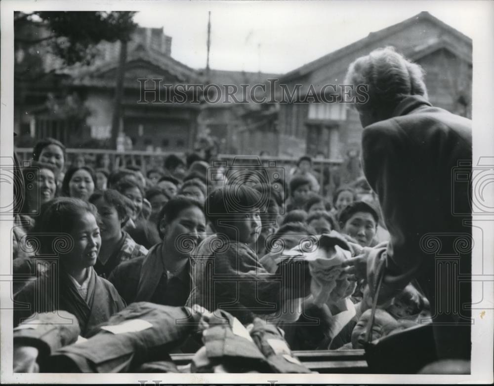 1950 Press Photo Tokyo children waiting to receive their share of clothing. - Historic Images