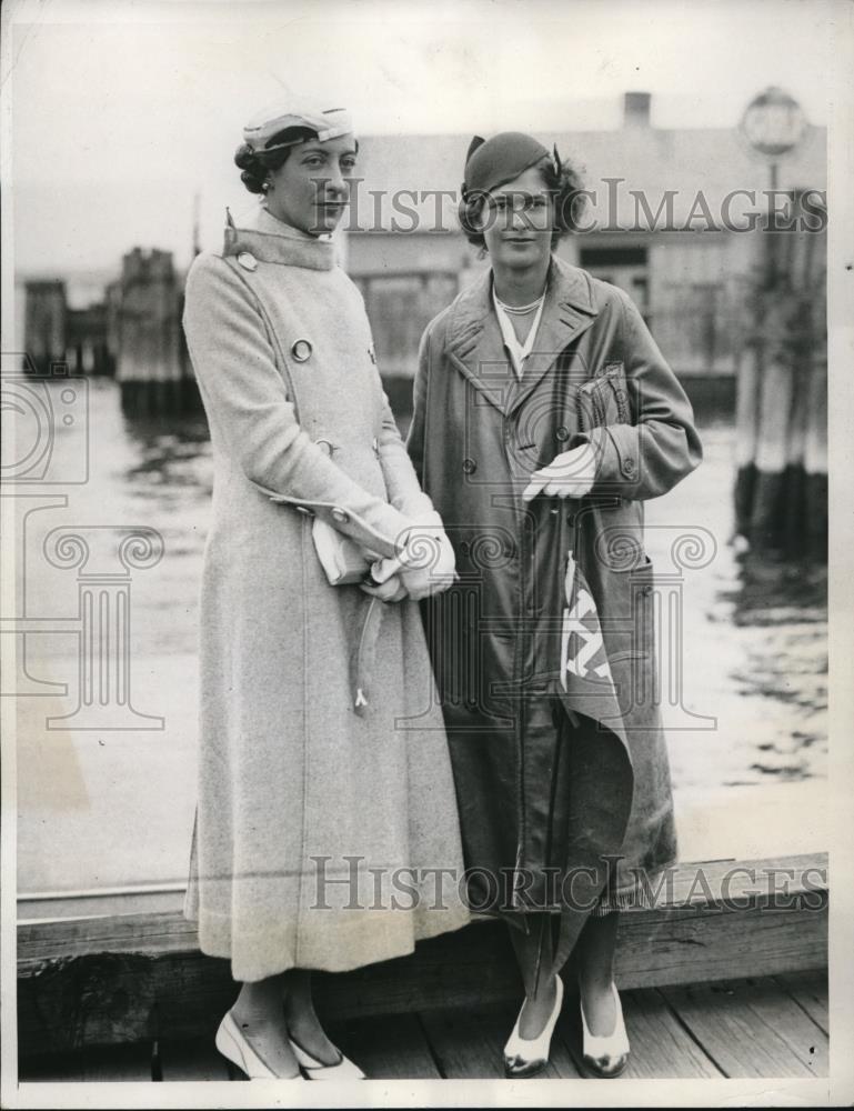 1933 Press Photo Mrs Oliver Jenning &amp; Julia K Macy at crew races in Conn - Historic Images