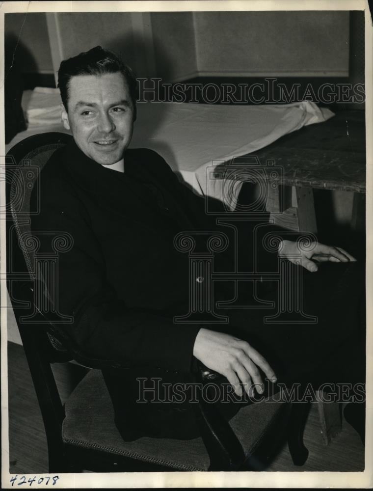 1937 Press Photo Rev. Father Merril Sulzman when he arrived in Seattle. - Historic Images