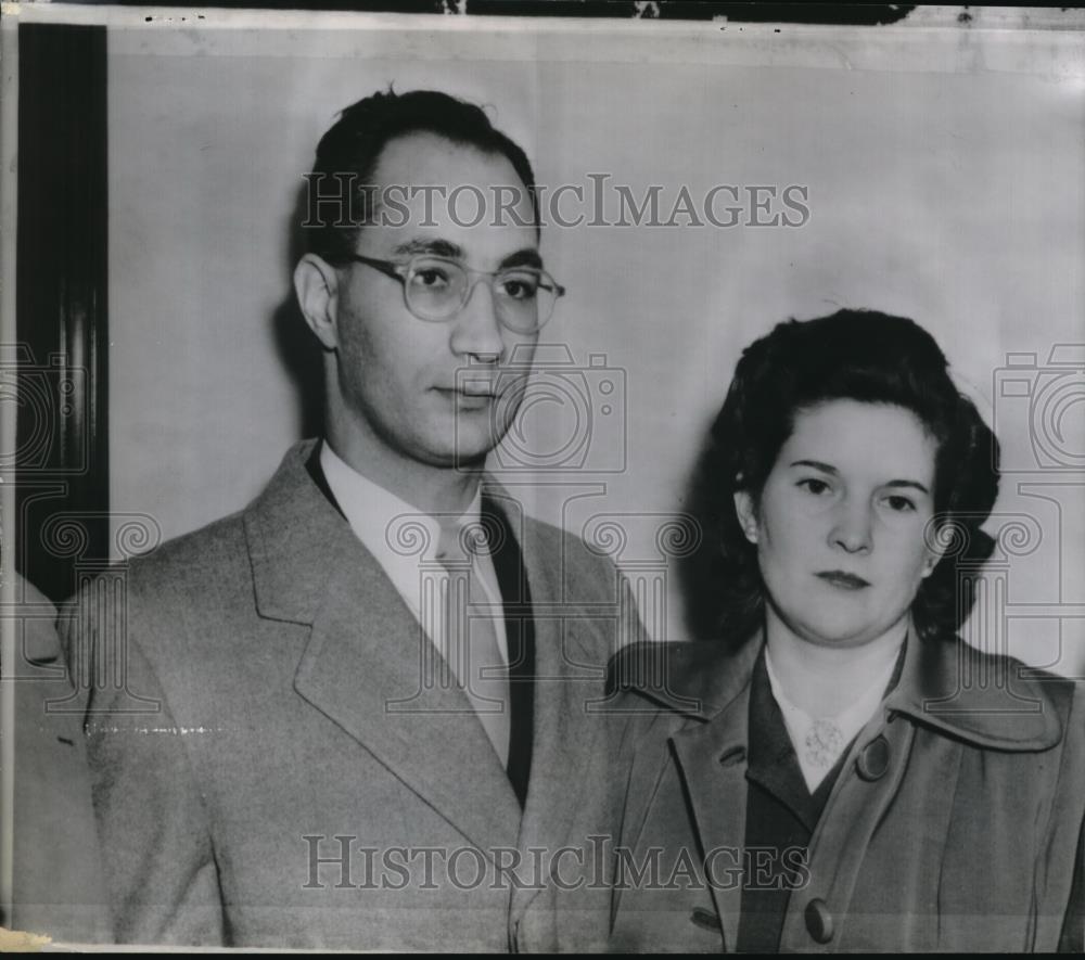 1952 Press Photo Carl Dolce and wife ex-OSS -sergeant at Federal Court in N.Y. - Historic Images