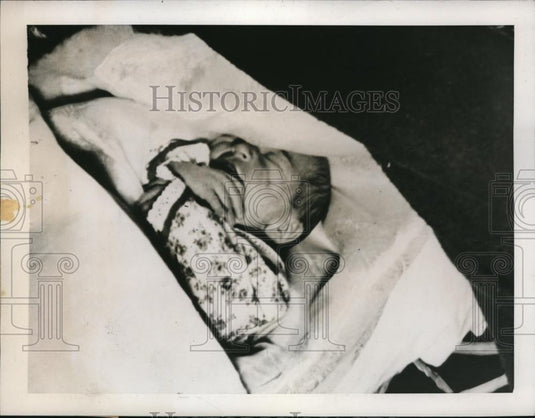 1937 Press Photo Spakenburg Holland newborn baby in a quilt wrapper - Historic Images