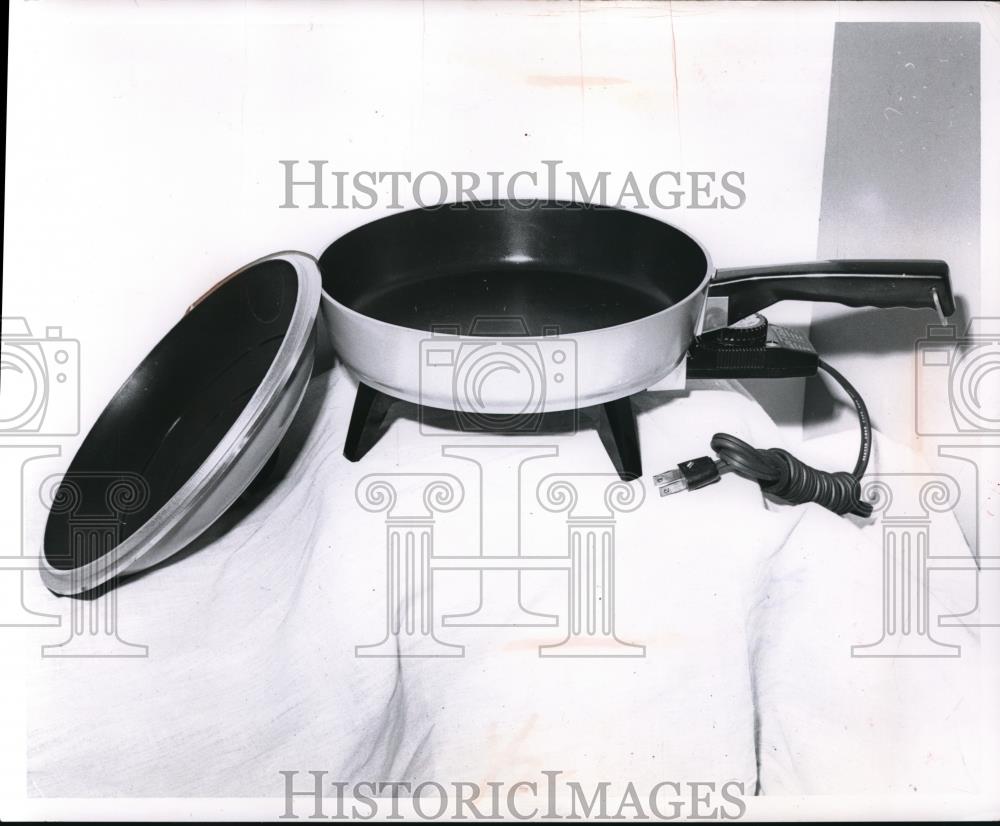 1962 Press Photo View of a Black Teflon Lined Electric Skillet - Historic Images