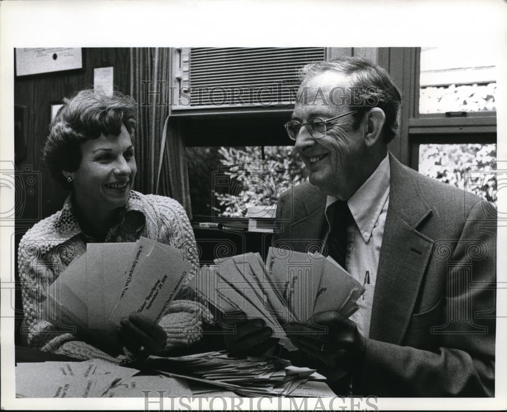 1978 Press Photo Sue Hill with Rev. Morris look at the parishioner&#39;s envelope - Historic Images