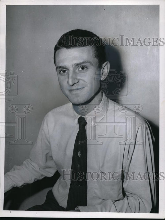 1969 Press Photo Lou Gandio at a desk in his office - Historic Images
