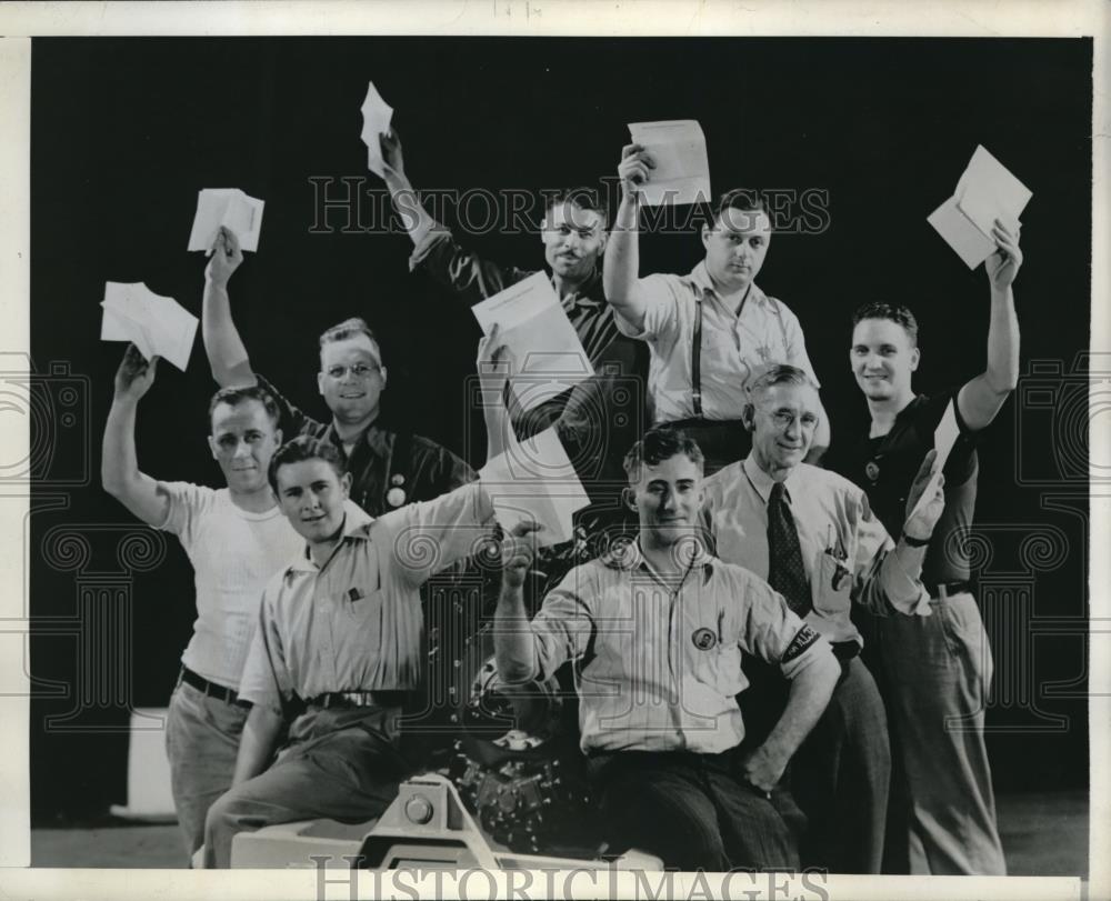 1942 Press Photo Workers who won honor awards from the WPB - Historic Images