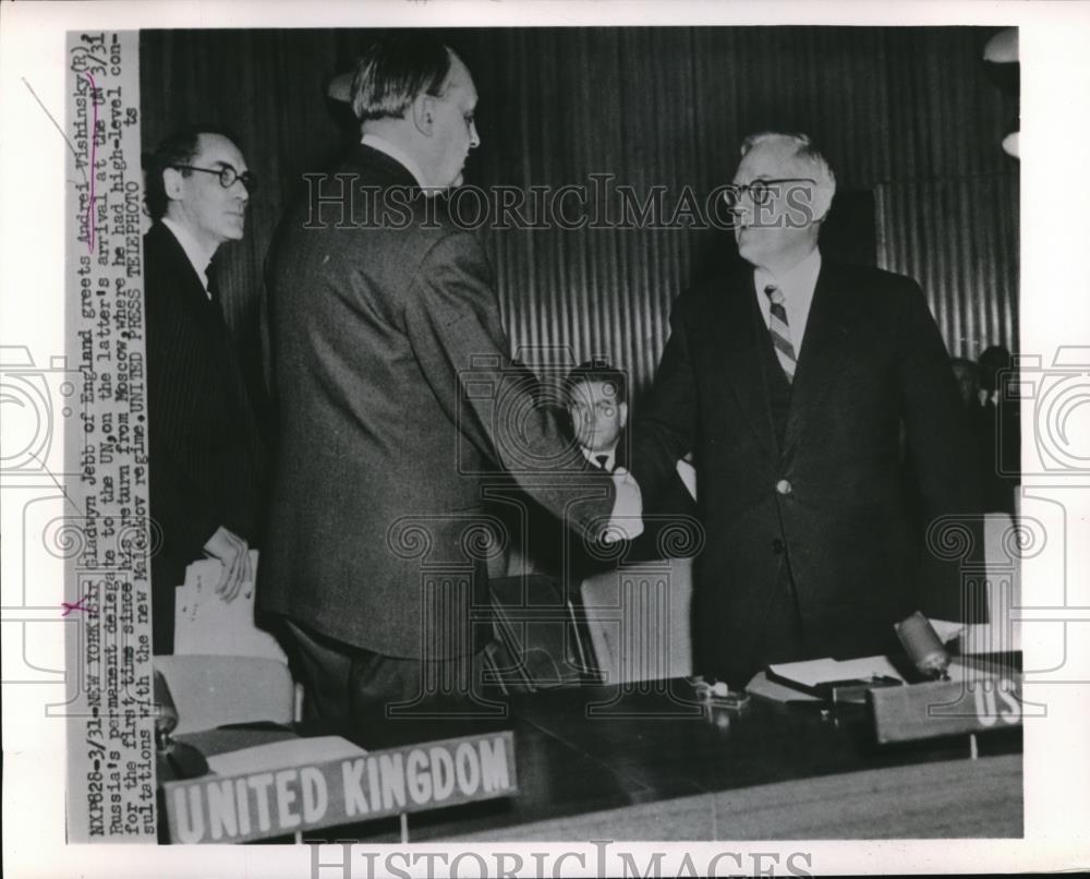 1953 Press Photo Sir Gladwyn Jebb greets Russia delegate Andrei Vishinksy - Historic Images