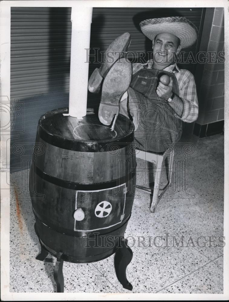 1959 Press Photo Pete Kowalski made the stove out of old barrel - Historic Images