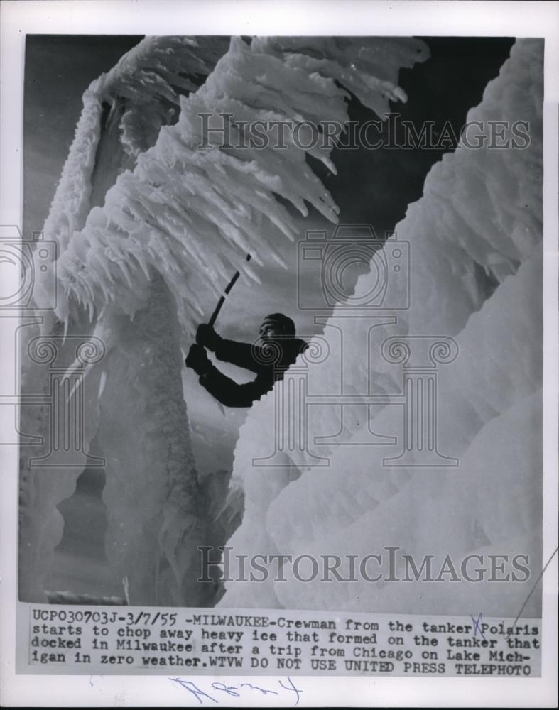 1955 Press Photo crewmen from tanker Polaris chip away at ice in Milwaukee dock - Historic Images