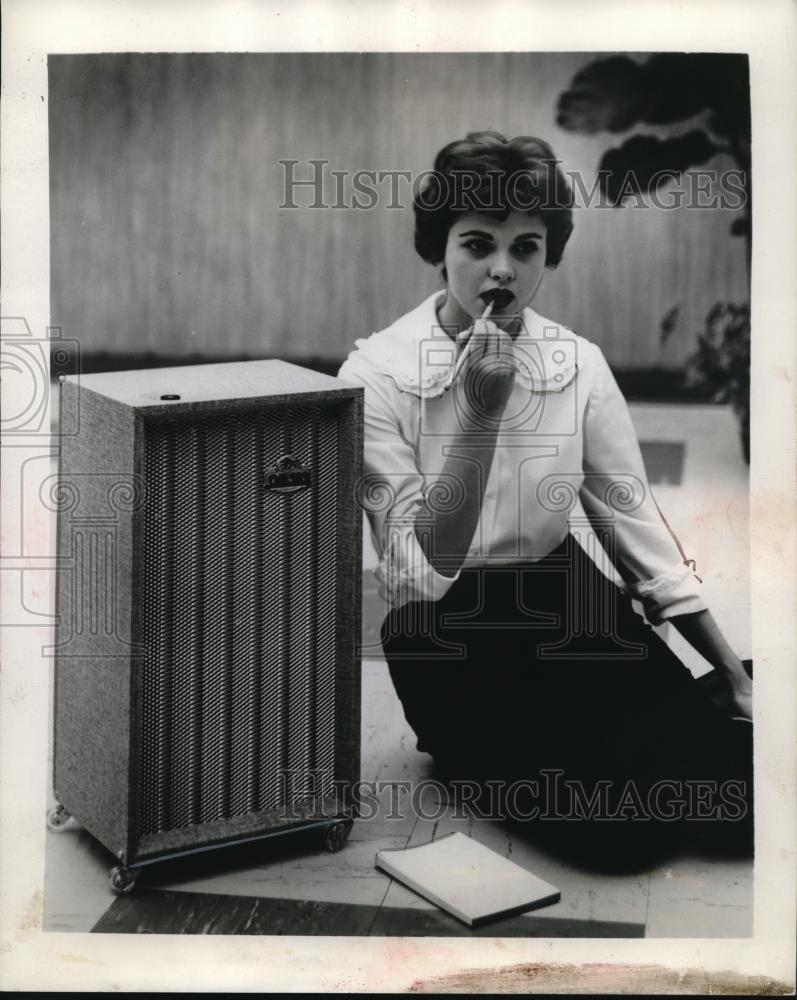 1960 Press Photo Electric de humidifier of Oasis model on display - Historic Images