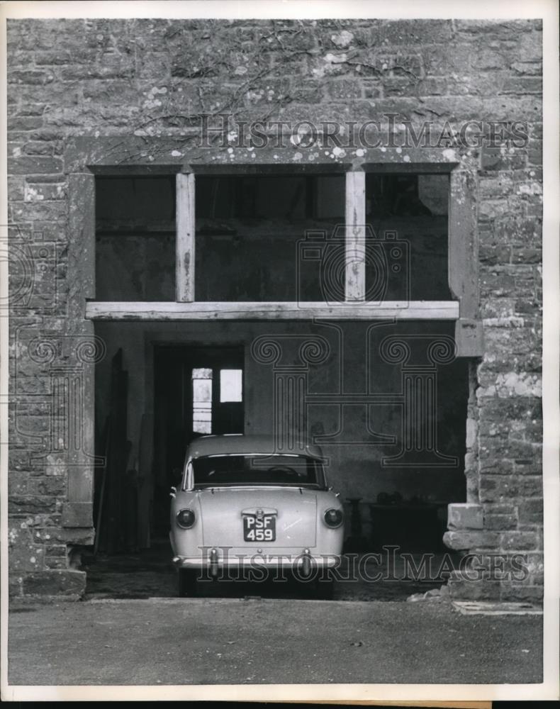 1957 Press Photo Sir Adrian Dunbar Knocks Out Window To Park Car in House - Historic Images