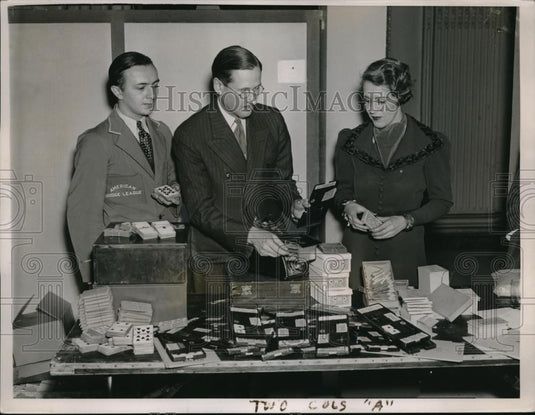 1936 Press Photo Russell Caldwin & assts with mechanical card dealer - Historic Images