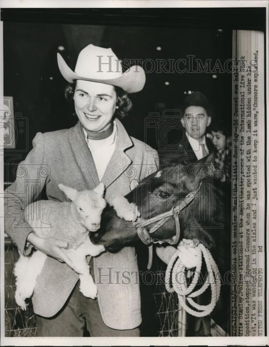 1952 Press Photo Chicago E Stanley, Ray Conners A colt & a lamb, livestock show - Historic Images