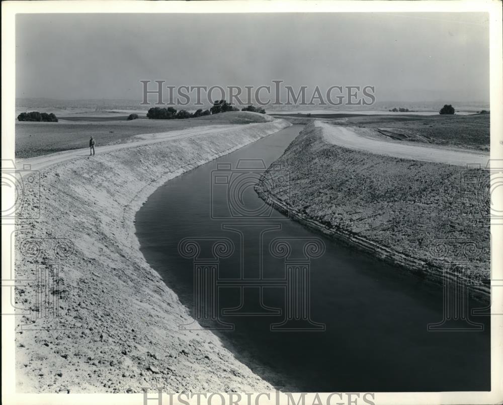 1944 Press Photo Madera Canal carries irrigational water from Millerton Lake - Historic Images