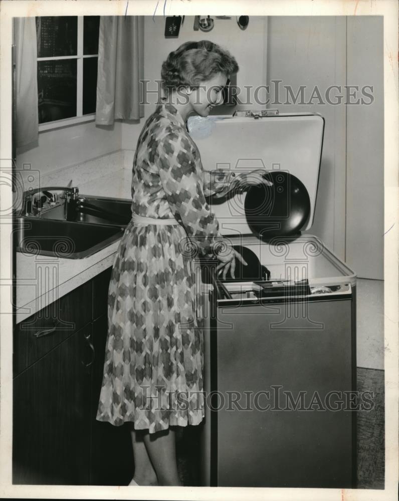 1961 Press Photo New deluxe portable dishwasher by Hotpoint - Historic Images