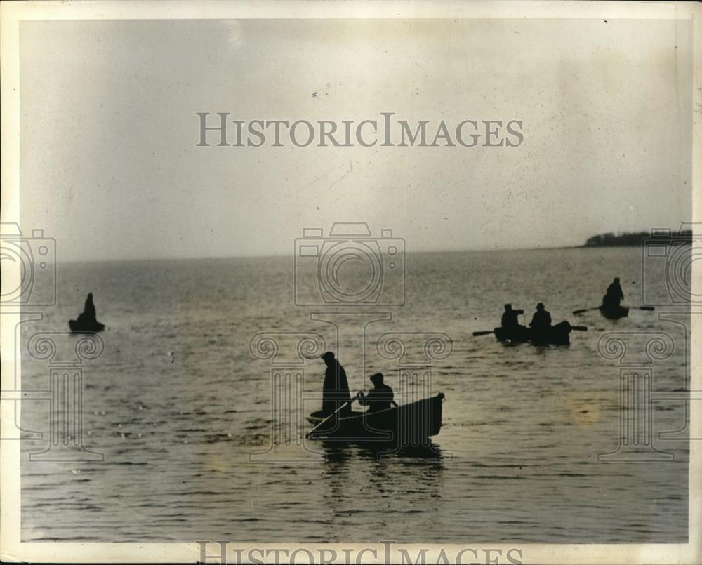 1931 Press Photo Saylesville R.I &quot;Drag harbor to recover bodies&quot; - Historic Images