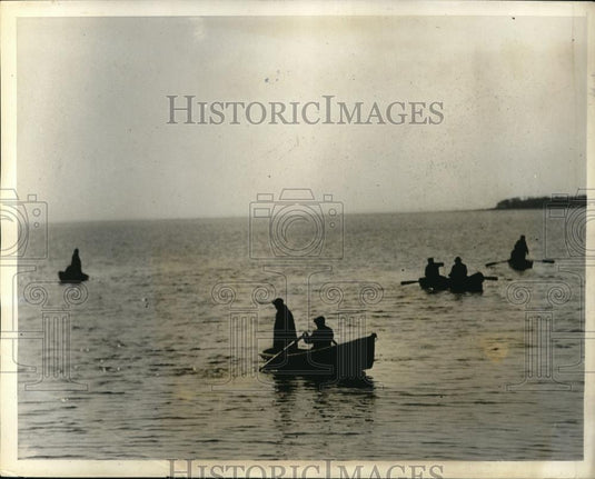 1931 Press Photo Saylesville R.I "Drag harbor to recover bodies" - Historic Images