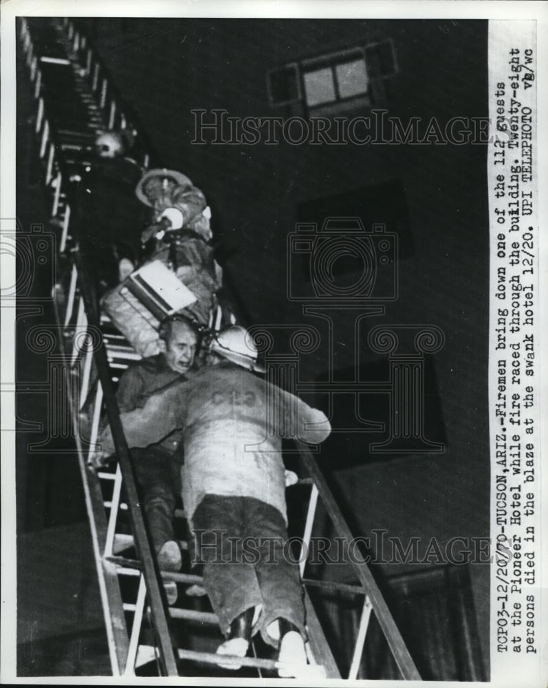 1970 Press Photo Tucson Ariz firemen rescue guests at Pioneer hotel blaze - Historic Images