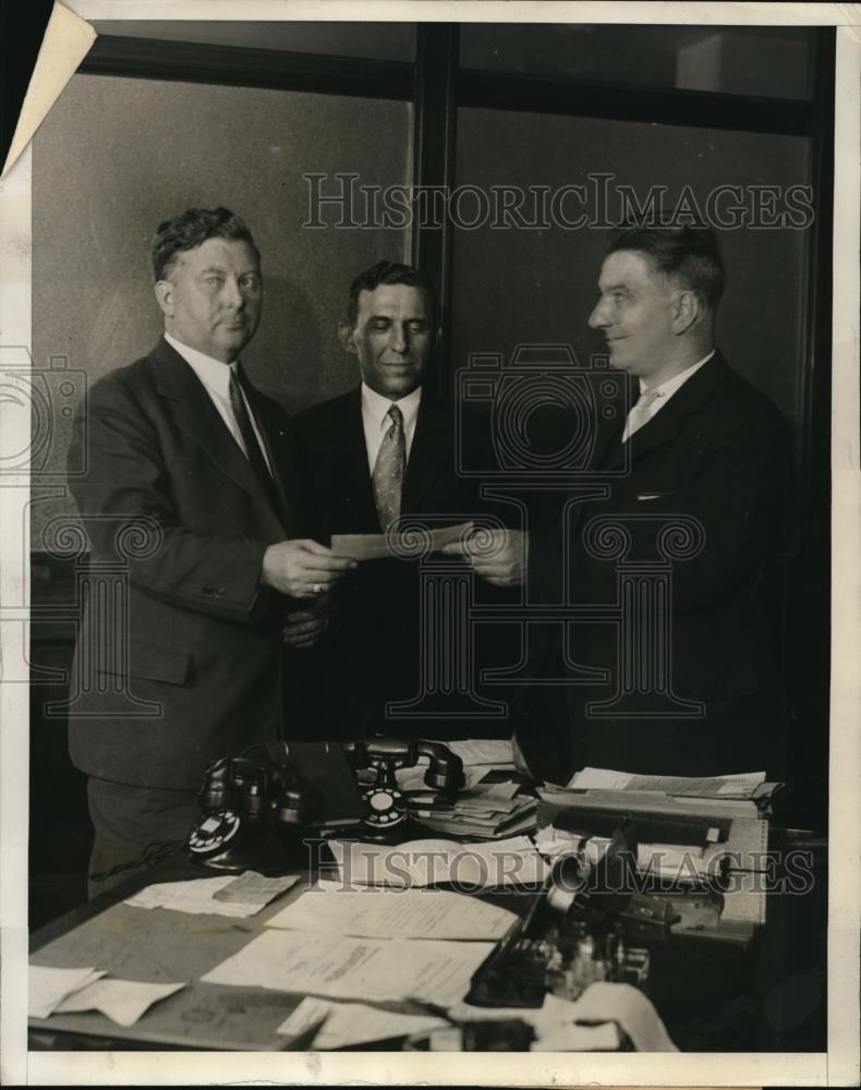 1931 Press Photo James Law is presented with $100 check - Historic Images