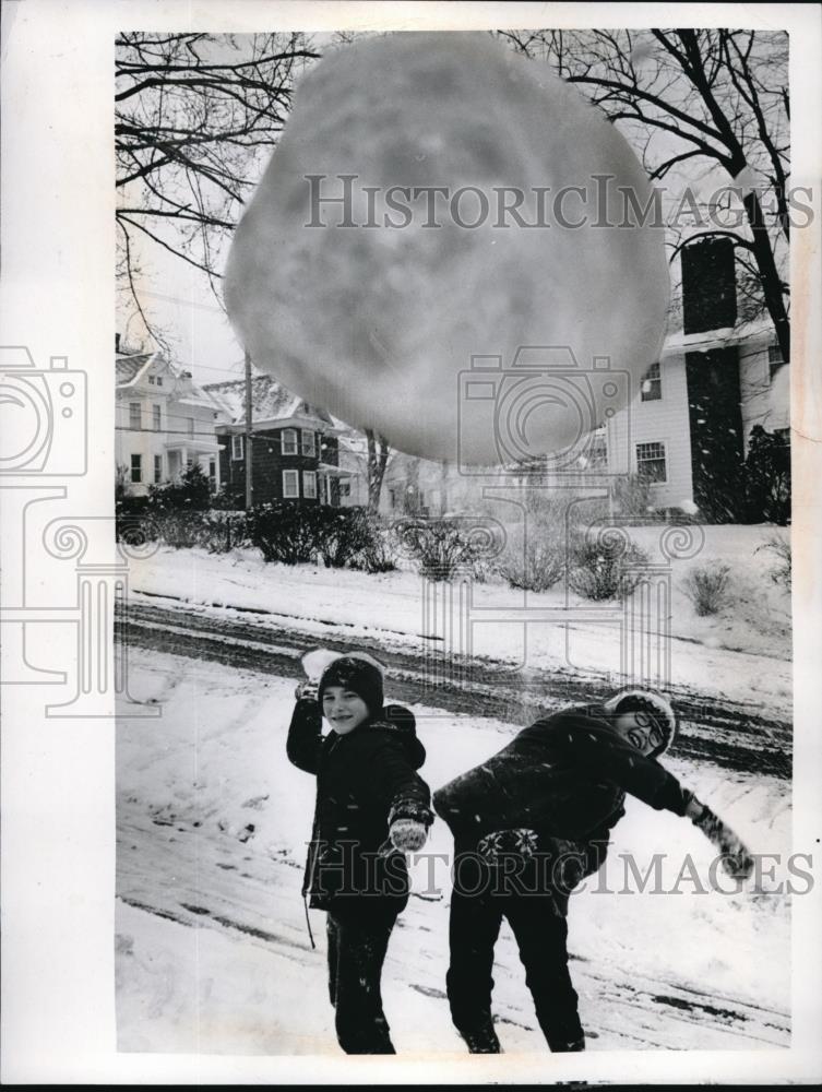 1968 Press Photo Kevin Frederico and John Thompson throw snowballs at cameraman - Historic Images