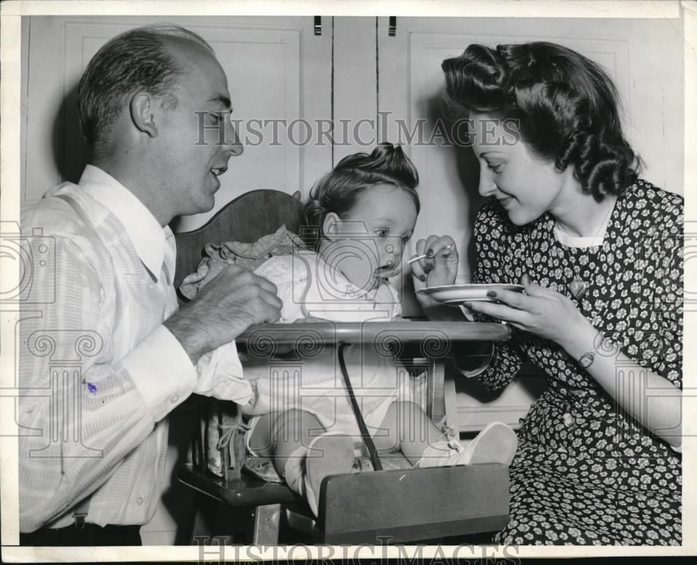 1944 Press Photo Los Angeles Ca Mr &amp; Mrs H J Hardwig, .Patricia Hardwig - Historic Images