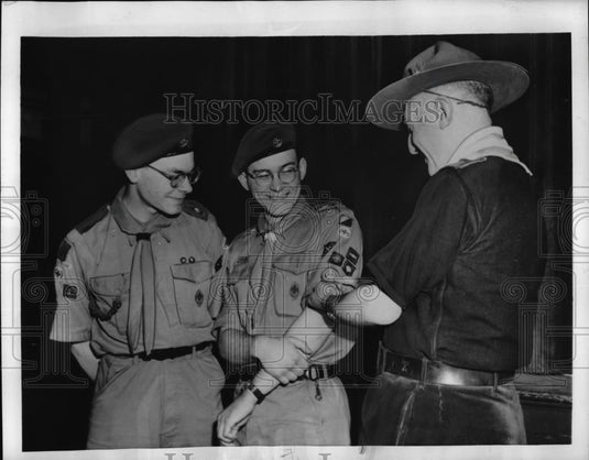 1955 Press Photo Two young Americans are awarded the badges in the Queens Scouts - Historic Images